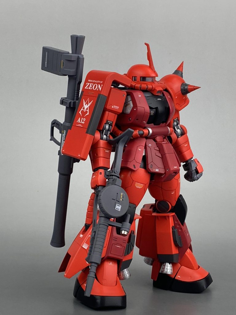 各種スジボリと塗り分けでＲＧぽい感じに、バズーカーは背面にマウント、足はＭＧグフの大きい足に変更、フンドシはプラバンで形状変更。