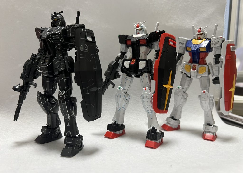 1/144ヨコハマガンダム3種揃い踏み奥が通常カラー 墨入れはコピックマルチライナー各色手前がエコプラ 墨入れはガンダムマーカーシャインシルバー