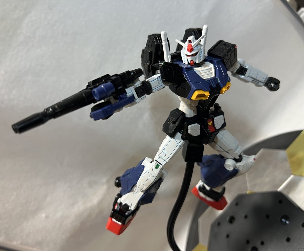 肩と足とバックパックにパーツを追加、腕にキャノンを装備して高機動型に