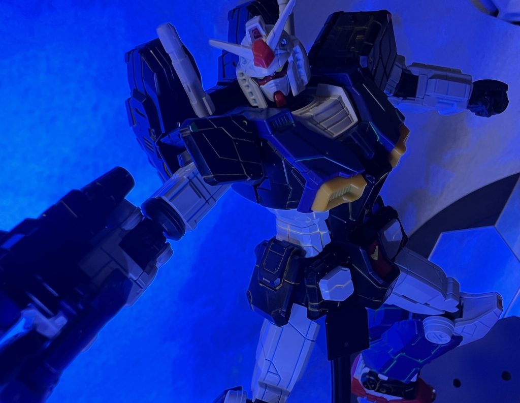 ブラックライトを当てるとこんな感じ写真だと分かりにくいですが肩もわりとオレンジに光ってました腕などの白パーツの墨入れに使った蛍光ブルーはほとんど光りませんでした塗料が塗料だからね(後述)