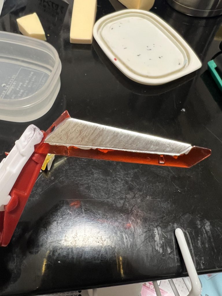 ウィングの白シールにシャインシルバーを塗るにあたりエアブラシシステムを使う前に筆塗りを試したところ気をつけたつもりだけどやっぱり塗り筋が目立つので剥がして塗り直した