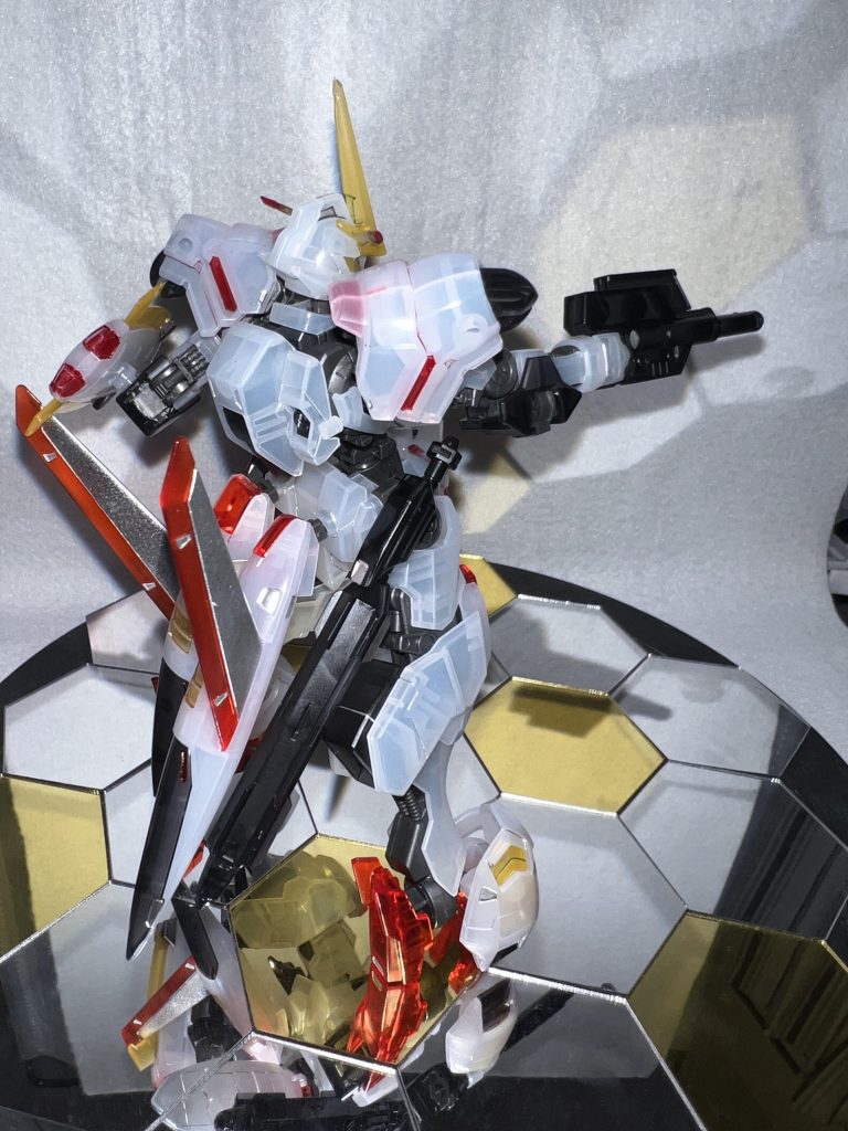 通常カラーならシールで色分けをフォローできるけどクリアカラーだと再現しきれないし塗装するのもどうなのってなるので開き直ってメタカラーを使う