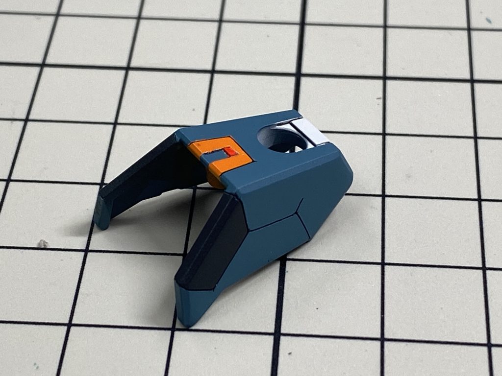 スジボリしたり塗り分けしたり。