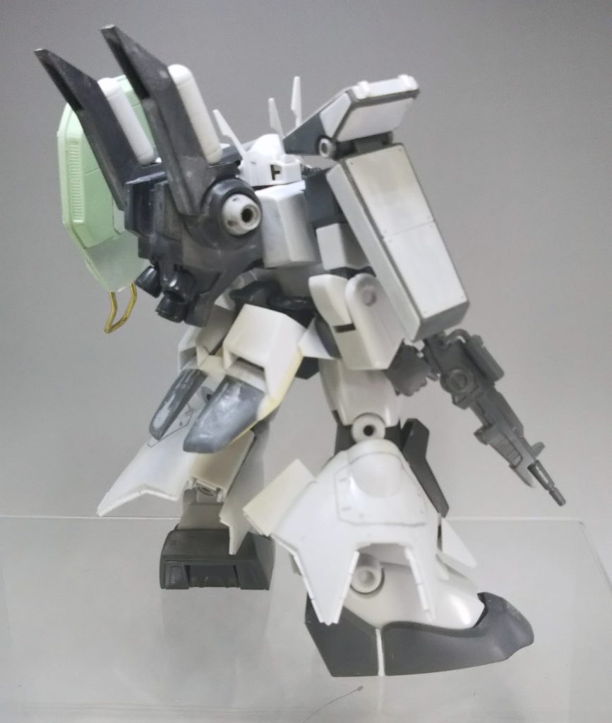 作中でドライセンがバウのライフルを使っていたので、R-ジャジャのライフルは似合わないと思いバウから流用。貧弱さをヒートホークで補って居ります。