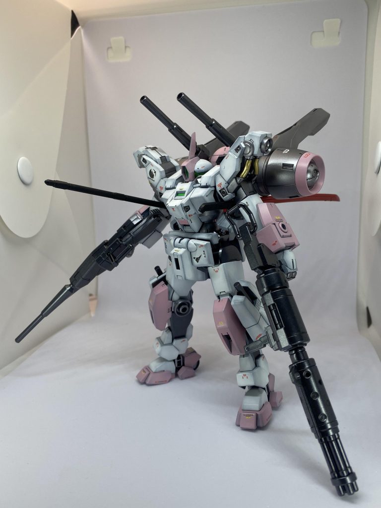 正面から武器のマウント用に腰のサイドアーマーを他のキットのパーツにて拵えてます