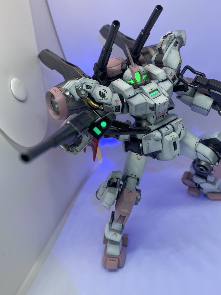 カラーは外装部は黒立ち上げ塗装にて、白:ガイア 黒サフ→クレオス クールホワイトピンク:ガイア 黒サフ→ガイア エヴァピンクフレーム部分、武器等は　ガイア 黒サフ→ガイア フレームメタリック2ガイア 黒サフ→クレオス  メタルブラックを使用しています   