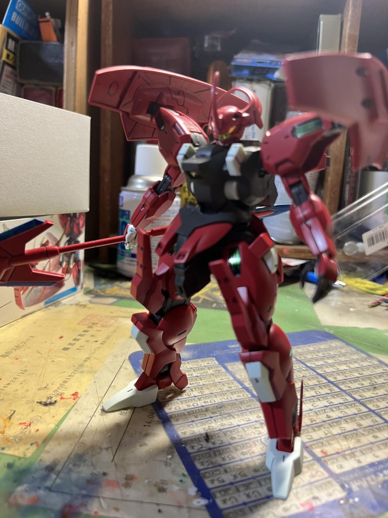 平手をつけてポーズ∠(　˙-˙ )／