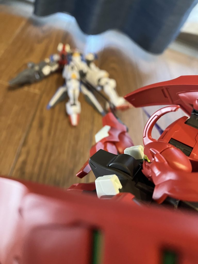 エアリアルを押さえつけるダリルバルデ。