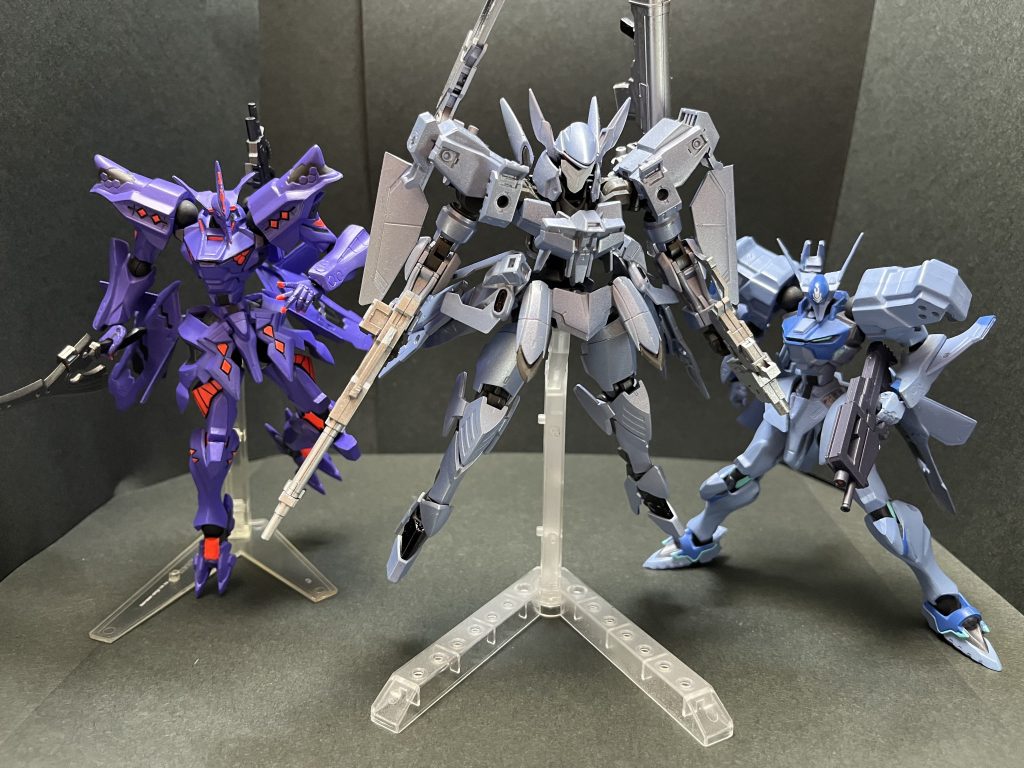 〜戦術機チーム(マヴラヴオルタ)〜武『デビルガンダムに自律機か。化け物相手は慣れてるぜ!冥夜『調子に乗るなよ武、我々の役目は露払いだ。水月『その通りだ。突入隊のバックアップ、ヴィレッタ大尉達とジェターク社チームに無駄弾を撃たせず送り出す。総員、戦闘態勢!一同『了解っ!マヴラヴ組。あまり映したらあれなのでガンプラ(ここ重要!)から作成のジークルーネ不知火に白銀武、武御雷に御剣冥夜、純正不知火に速瀬水月と3機。ほんまはリボルテックで赤武御雷、白武御雷数機もあるので本編最終戦のハイヴ攻略メンバーがいるんですが(;ω;)←ガンスタじゃ映せないから自粛してるよw時系列的には伊隅が殉職して速瀬が隊長となった丁度アニメで終わった辺りの人員。武御雷は前借りしました(爆美琴やたまはバックアップにいます(笑