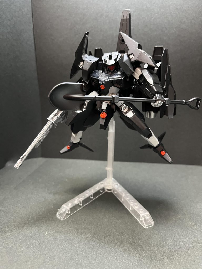 〜アロガンツ(乙女ゲー世界はモブに厳しい世界です)〜リオン『ロストアイテム探しで飛ばされてこんな戦いに関わるとはな。ルクシオン『後悔してるのですかマスター?リオン『いや保護してもらった恩もあるし、この部隊のことは嫌いじゃない。どこぞの王国の貴族や王子とかと違って常識あるし。ルクシオン『珍しく素直ですね。確かに協力に関しては賛成です。今回追っているデビルガンダムは葬っておくべき危険なテクノロジーです。リオン『俺からしたらお前もなかなかの危険テクノロジーだけどな!そういえば例のやつ、間に合ったのか?ルクシオン『愚問です。突入隊はもちろん他の機体にもある程度は。リオン『さすがだよ!そんじゃまぁ外にいる無人機叩き落とすとしますか。ルクシオン『アロガンツ起動、武装展開します。モブセカ組。とあるロストアイテムの余波で飛ばされてきて部隊に保護され、今回のデビルガンダム追跡チームに参加。しがらみなくて書きやすいw一応こちらもガンダムルブリスソーンが原型です。