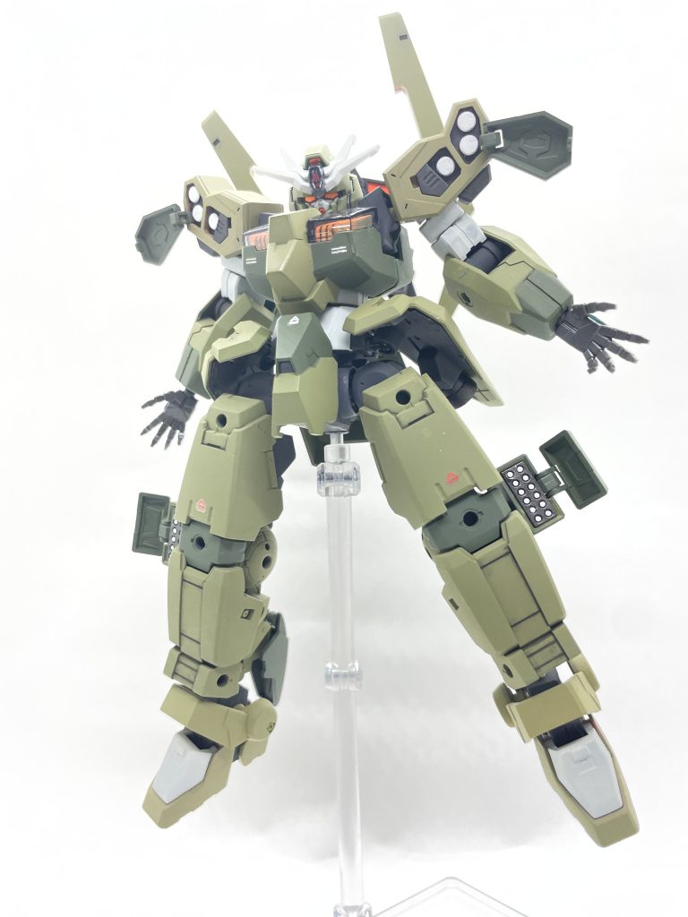 肩と脚のミサイルポッドを展開。