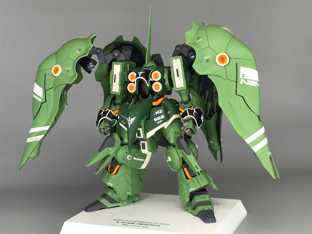 改造ポイントトサカ・肩・前後左右腰アーマー・スネのボリュームアップ、フンドシを下へ10mm移動、太ももとバインダーはB-CLUB品へ、ハンドパーツはコトブキヤ丸指ハンドBへ換装、各パーツへスジ彫り等ディティール追加