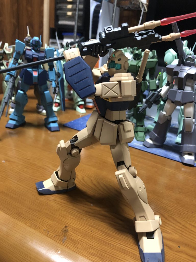 RMS-179 ジム2・セミストライカーです。全塗装中ですが同じ青の缶スプレーがないので止まってます、イフリートとのタイマン中のポージングです。(クナイをシールドで受けるとこ)