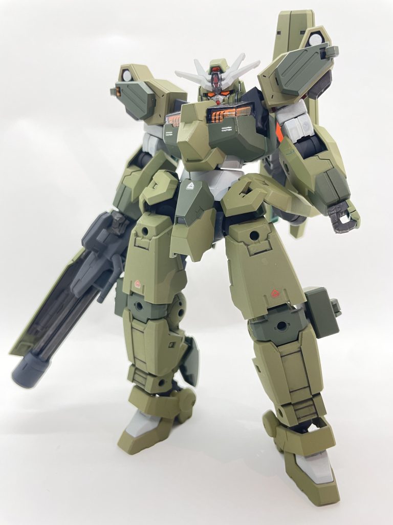 ルブリスウルをベースに、同じガトリング持ちであるヘビーアームズから、肩と脚部のミサイルポッドを持ってきました。脚部は30mmのシエルノヴァから。