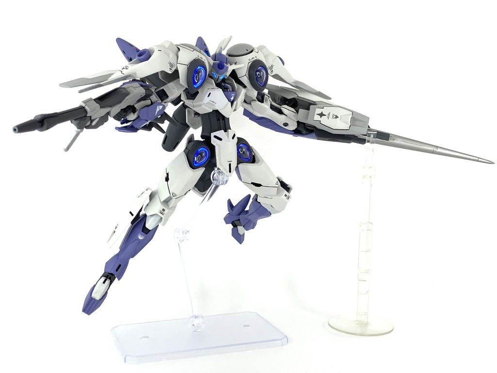 左の武装は重すぎて、支えがないと上に持ち上げられません💦