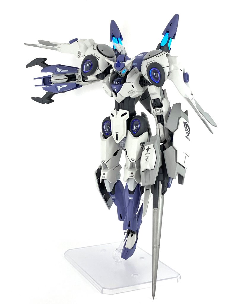 右の武装はミカエリスのビームブレイサーのプロトタイプ的なものを意識しています👀