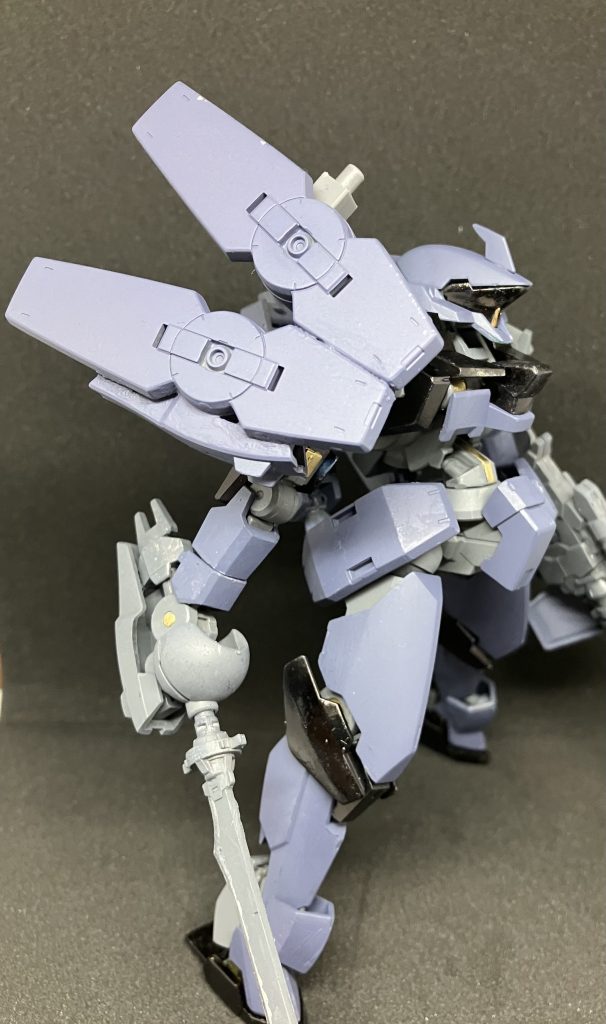 武装③スラスター内蔵シールドグレイズのパックパックの改造品です。中にはスラスターがある