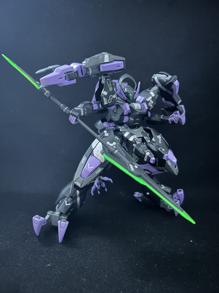 アクションポーズ1武装はアンビカーを除いた既存のダリルバルデの物と,後述する試作大型ドローンユニット「ルドラ」を搭載しています。