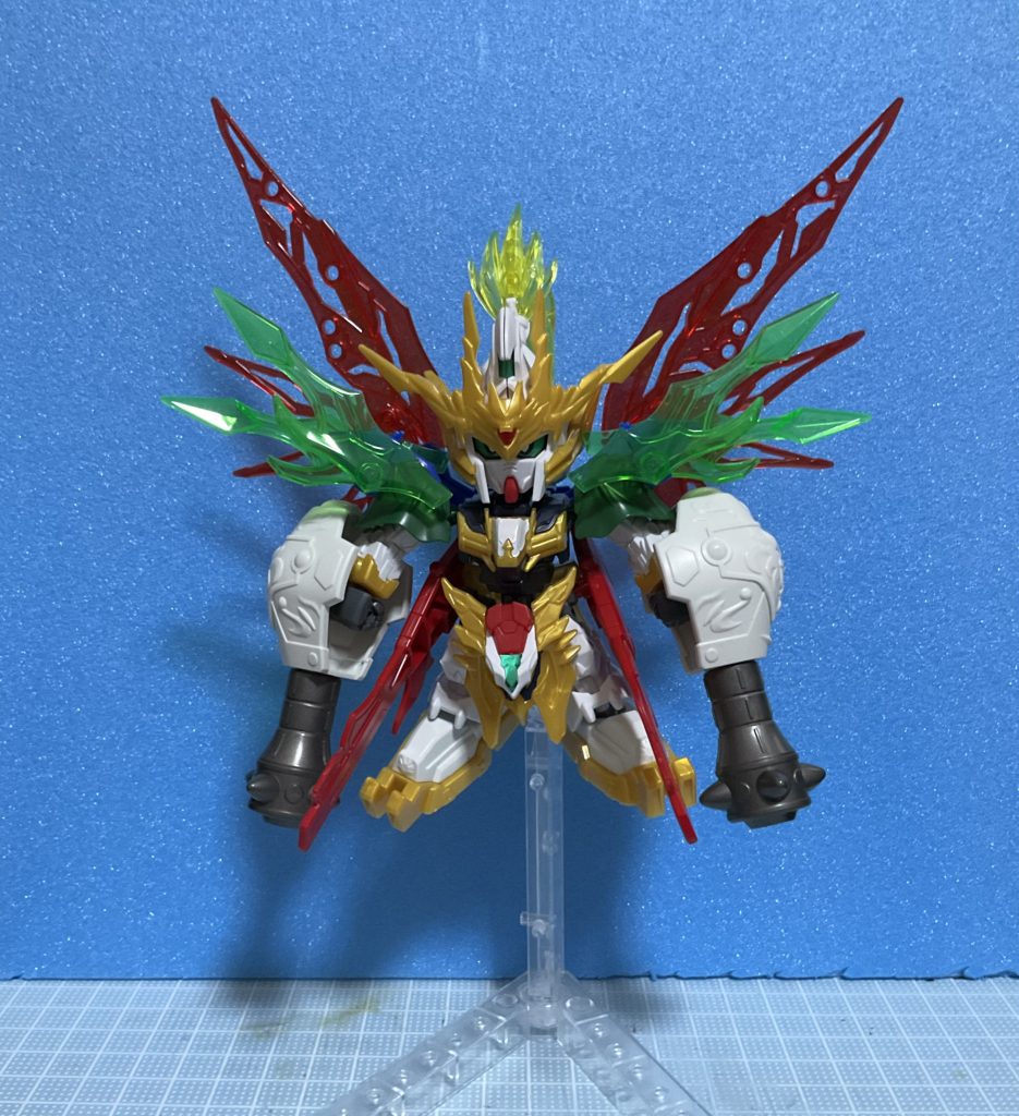 飛ぶとこんな感じ。腰の物は、三国伝BBWの劉備用の乗り物（すいません、名前忘れました）の背中についていた銃を付けました。フリーダムの腰レールガン的な物です。