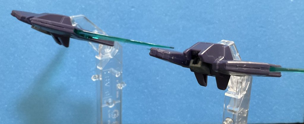 最後は肩のファンネル君。これを飛ばす再現にはスタンドが付属のともう一つ必要…くっ!持ってて良かった!