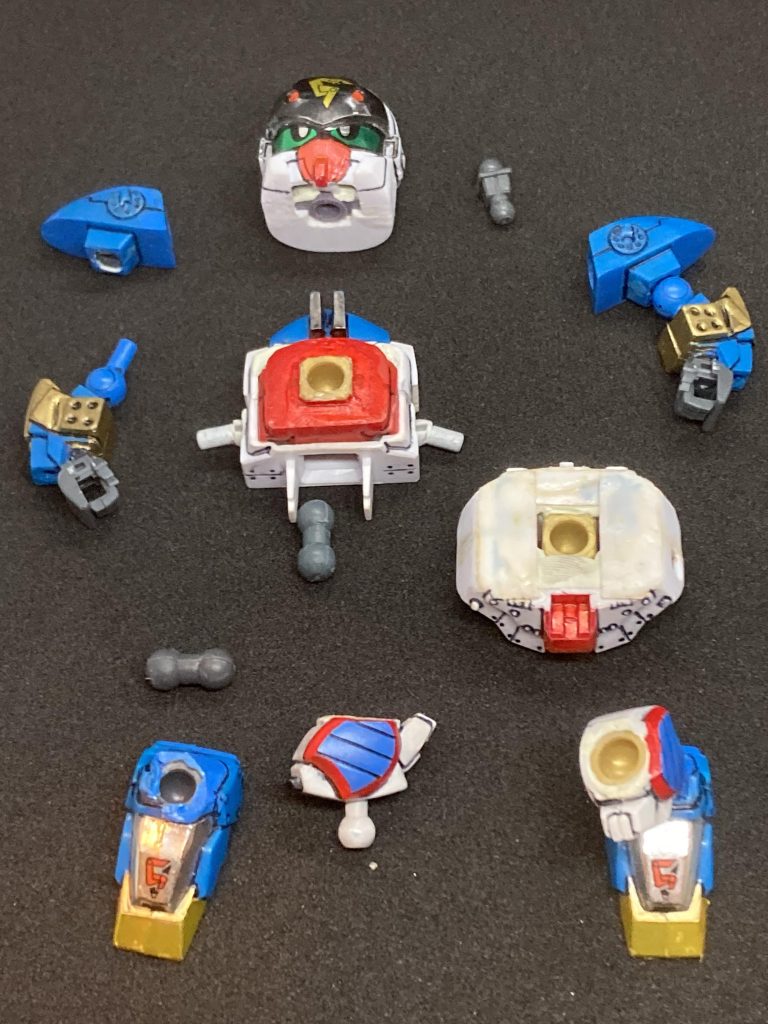 胸部、脚部はシャイニングガンダム。