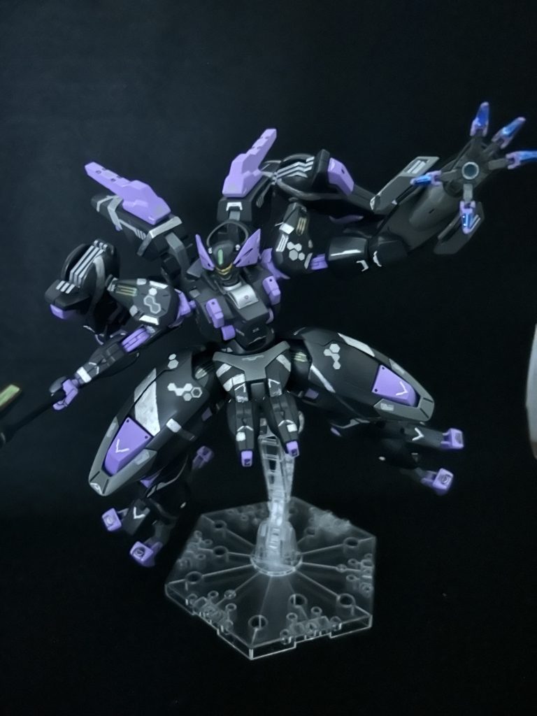 クローでの攻撃ポーズ爪の内側はヒート武器になってます。ディランザの大型ヒートアックスとか,デスルターの腕のとか,水星世界では珍しくジェターク社って割とヒート装備多い印象があります。