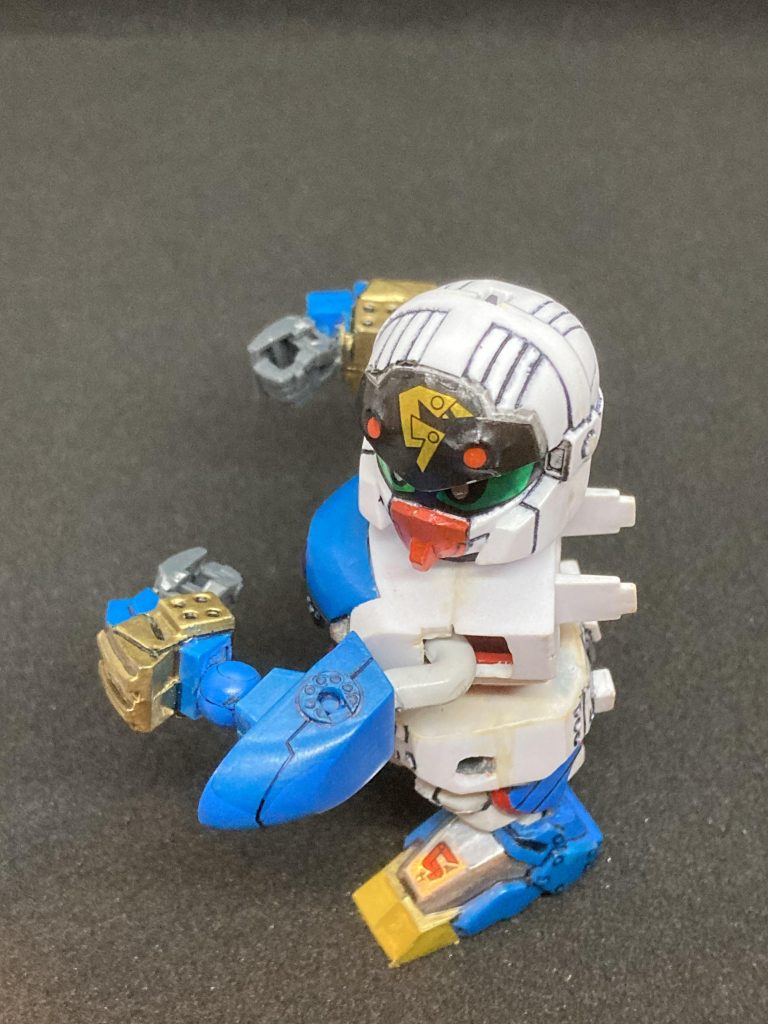 シャイニングガンダムの胸部を流用しているので、肩がここまで引き出せます。