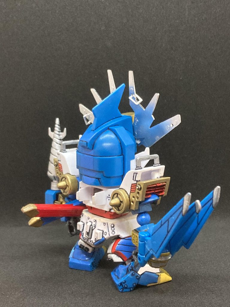 肩鎧にシャイニングガンダムのパーツを加えています。