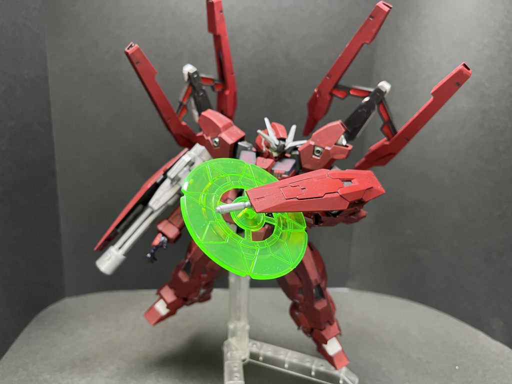 ビームソーオリジナル味と凶暴性を出したくて追加🔧シールド下部に設置されたカッター状ビーム発生器結構前に作成は終わっていたんですが、話作りと撮影がなかなか進まずで💦スパロボ分からんくなるやろ(´・ω・`)きっと追ってる人はそんなおらんから!それ言ったら悲しくならん(´・ω・)?なる😭笑とにかく自分のチラシの裏だとしでもちゃんと終わらせようと思っています💪あと私事なんですが、夏風邪後に声帯が炎症を起こしてしまいなんと今リアルで喋れない⤵️医者に行ったら薬を飲んで1.2週『極力喋らない』が治療法と言われたんですが…え、仕事でけんやん⁉︎職場に相談したら手当は別途、有休と振休を使ってとりあえず来週1週はお休み。最初はやばいやろと思ったんですが、もう開き直ってガンプラ撮影と作成ウィークにしようと考えています。皆様も喉は大事にして下さい🎙️←からおけ怖いw