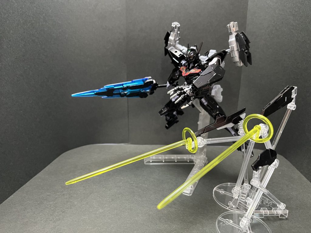 以前作成したルブリス改ラフトクランズに手直しを加えてみました!スーパーロボット大戦J、スーパーロボット大戦オリジナルジェネレーションに登場する月の民フューリーの所有する騎士機。騎士団の中でも隊長格が駆る機体。前は敵機な感じだったんですが、今回は紫雲統夜が黒騎士カラーで受け取ったイメージです。サブパイロットはカティアちゃんですwラフトクランズにこういう遠隔兵器ないんですが、折角のルブリスなのでオルゴンガンビット