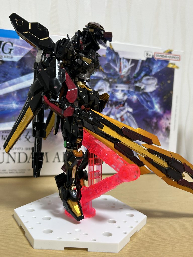 つーわけでキャンディ塗装、合わせ目消し、デカール、スミ入れ光沢仕上げとなります。大理石塗装とかも考えましたが流石に無鉄砲過ぎるなと没に。惜しい、あと二、三歩ほど慎重になれたら良かったですね。あとデカールが破けてるのはそういうファッションです、所属不明みたくしたくて、ええ…………できてるかなぁ……?