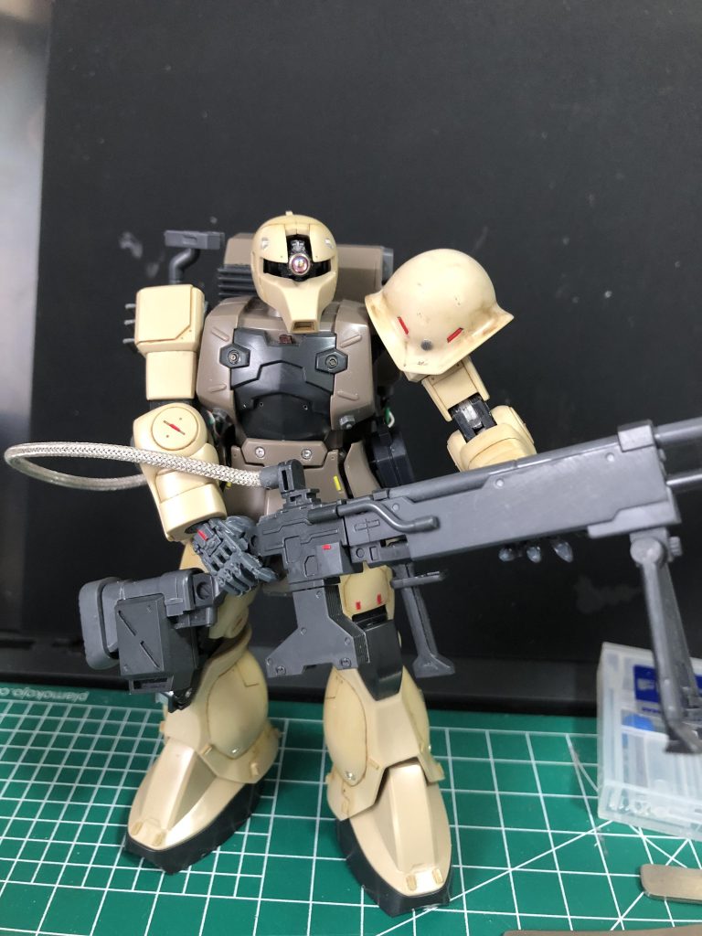 スナイパーライフルを持たせた状態です。持ち方がギターみたいですね。