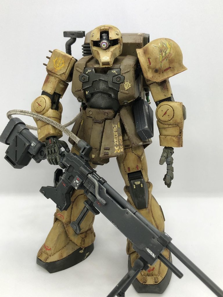 まずはいつも通り真正面から。肩のサンダーキャットマーキングとフロントアーマーのジオニック社のマークの貼り方がお気に入り。