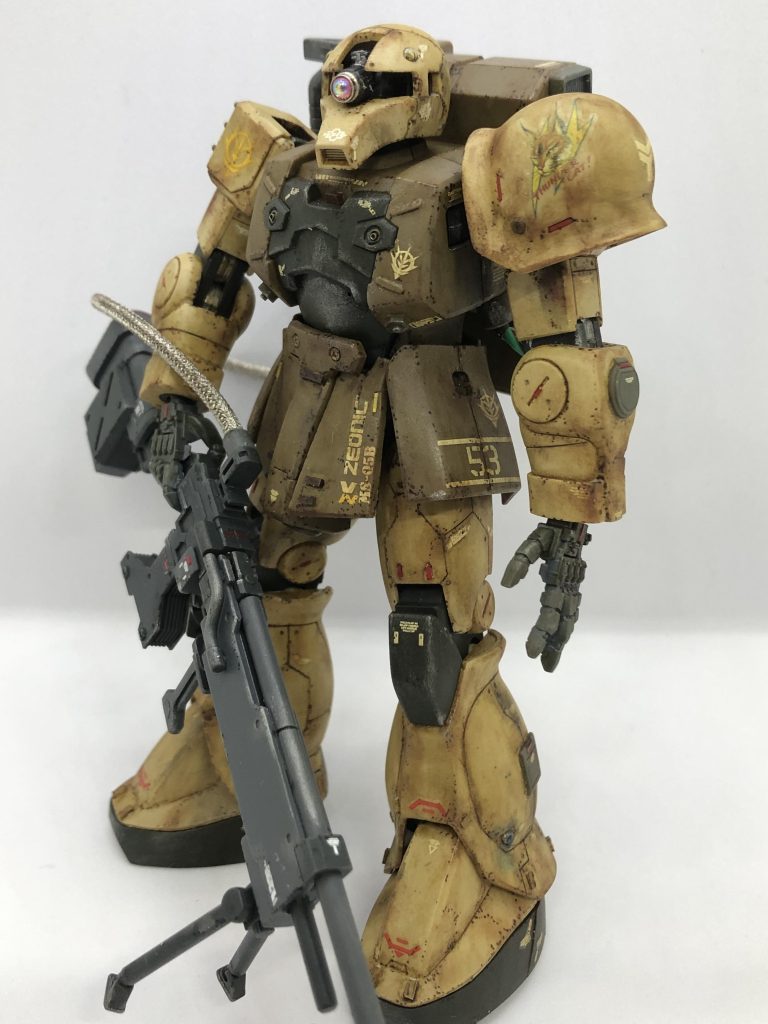 右側面から。いつも通り右から見た時に情報量が増えるようにデカールを多めに貼っています。 今回は上半身にはほとんど手を入れておらず、頭部に少しスジボリした程度です。