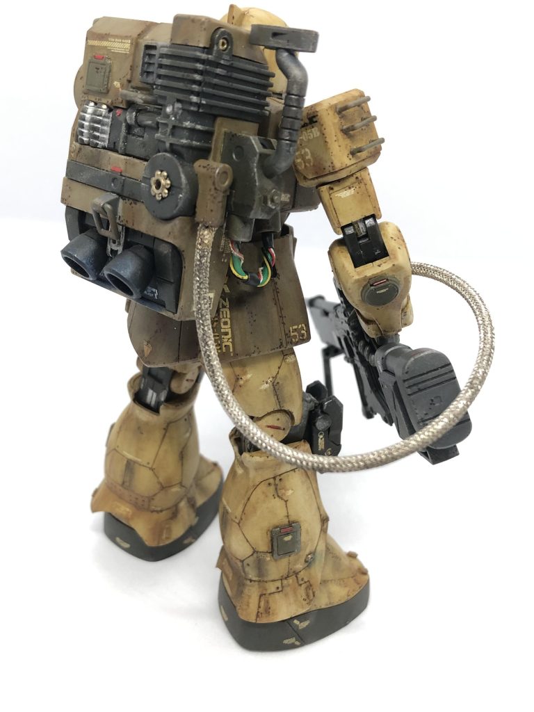 右背面から。 今回の一番のお気に入りであるパイピングです。スナイパーライフルとランドセルを繋ぐメッシュパイプ。胸部とランドセルを繋ぐパイピングは自作です。緑のワイヤーに赤白黄黒の細いワイヤーを絡めて、熱すると縮むやつで固定しました。