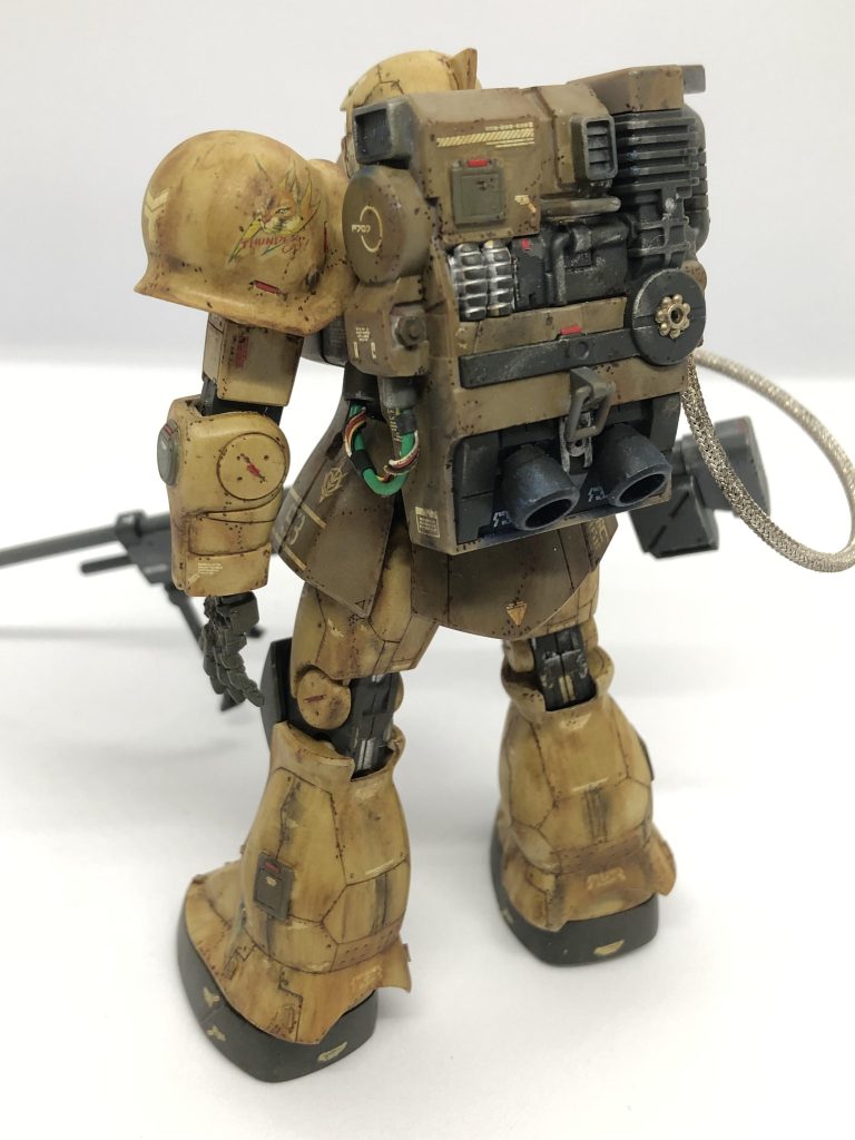 左側面から。 脚パーツのスジボリは多めに。排熱用の穴を等間隔に並べるやつがやりたかったのでそこから繋げる形でデザインを決めていきました。 実は左右脚パーツ外側のスジボリですが、左右非対称になっています。単純に間違えました。掘ってから気付いたので修正も面倒だったのでそのままにしました。ウェザリングしたら案外誤魔化せますね。