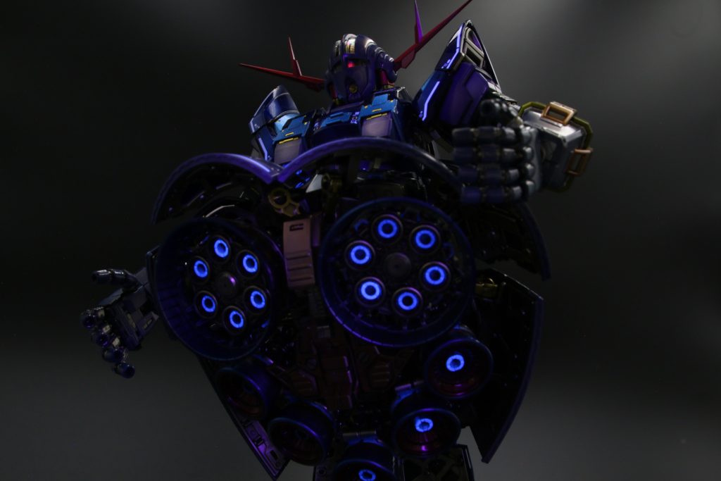 バーニア、スラスター、モノアイに蛍光塗料乗せてみました。