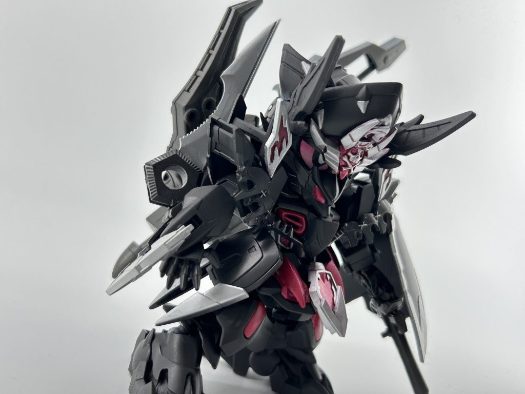 Gエルスの特徴である4つのカメラアイとヒゲの様なアンテナブレードを、烏のマスクを付けている様に表現してみました。