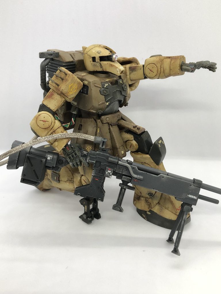 ちょっとカッコいいポーズ。ザクスナイパーといえば、この右脚のアシストですのね。