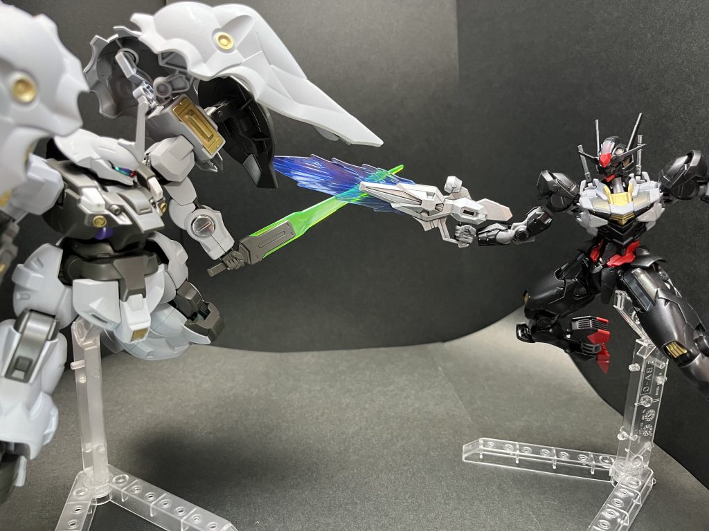 〜ニセモノ〜黒いエアリアルのパイロット『この白い機体は…嫌い!グエル『スレッタ!スレッタ『大丈夫です!答えて!貴方はエリクト?エリクトなの?黒いエアリアルのパイロット『…エリクトじゃない!私はスレッタ・マーキュリー!スレッタ『私と同じ声…同じ名前、貴方はまさか…スレッタ?『同じだなんてふざけないでっ!スレッタは私!偽物は貴方!消えて!