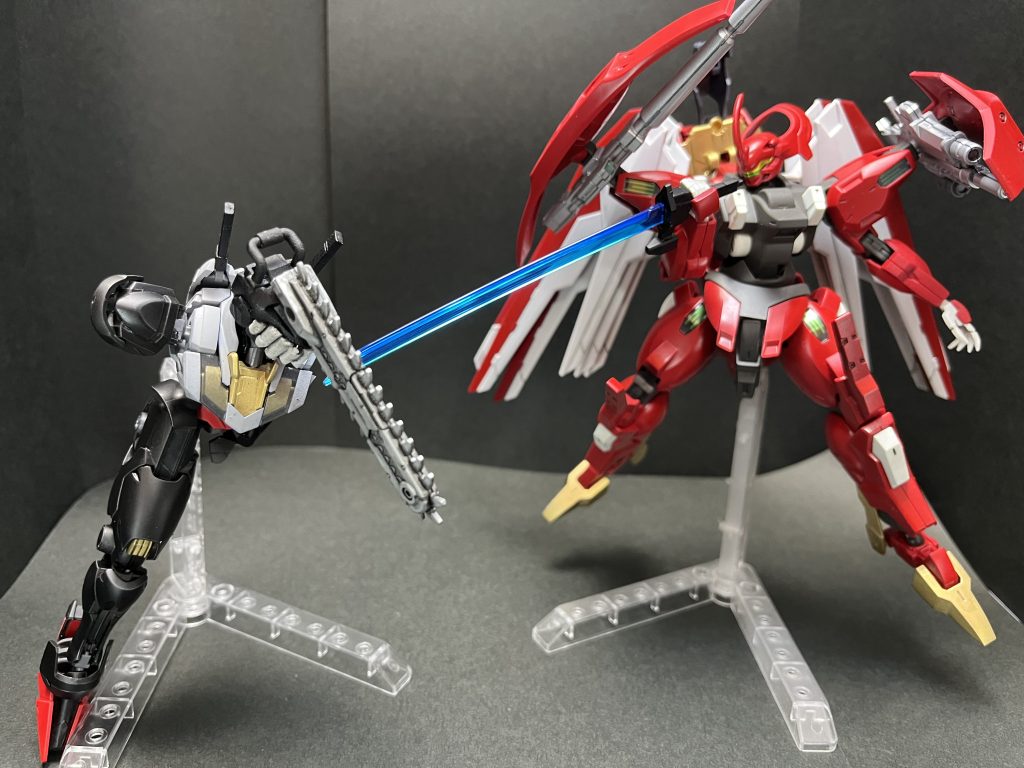 〜決着〜スレッタ?『ど、どうして…決闘で戦った時と同じような機体なのに!なんで⁉︎グエル『あの頃と同じと思ってもらったら困るんでな。最もお前は学園に来た頃のままなのかもしれないが。スレッタ?『あの頃のまま…?そういえばなんで亡くなったはずのグエルさんがここにいるの?私の記憶と食い違うこの違和感、私は…一体なんなの⁉︎スレッタ『聞いているんでしょう、お母さん!真実を話して下さい!私達は絶対に貴方の企みを止めます!スレッタ?『させ…ない、お母さんは私がエアリアルで守るの…プロスペラ『ふふふ…あはははははは!