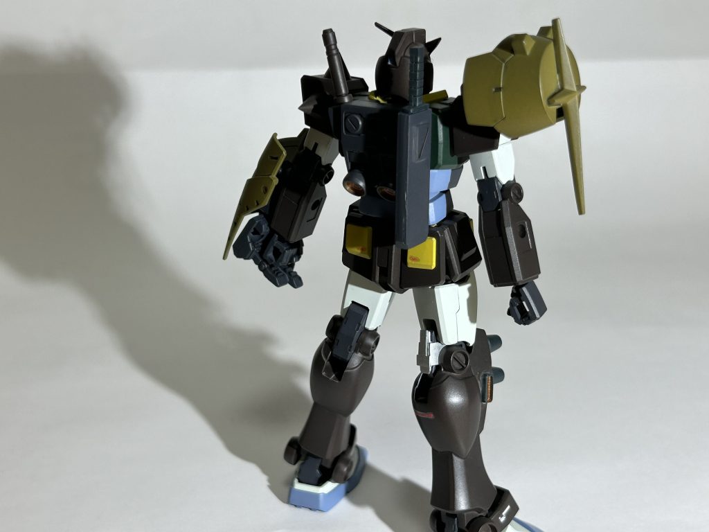 後ろ。ガンダムのシールドのパーツを右肩に使ったのが個人的に気に入ってます。右側のナイフや膝裏のツギハギパーツは意図してでは無く、パーツを無くしたのでけ結果的に色々非対称に。