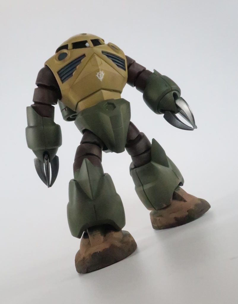 東南アジア戦線の機体なので、足元は赤土で泥だらけです。