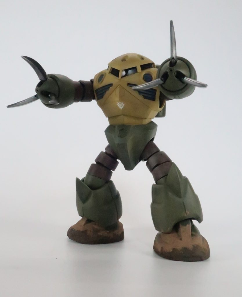 クローは黒鉄色ベースに刃をシルバーにしていますが、ほとんどわからないですね…