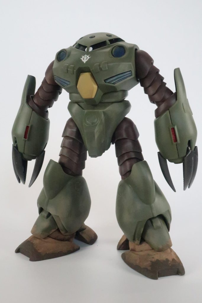 工作の結果、Eの厳つさが無くなり、無印ズゴックのような釣り鐘型シルエットになりました。