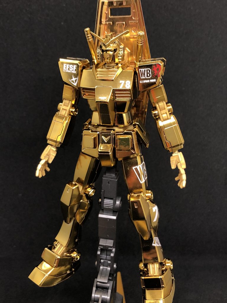 正面から。工業品というよりは興行品だなと思ったので今回はあえてコーションデカールは貼っていません。これくらいの距離ならメッキ感もあって良いですね。膝の頂点部分をマーカーでリタッチしていますが、ディテールっぽく見えますね。またフロントアーマーの右側はメッキが剥がれてしまったのでフィニッシュシートで修正しています。こちらも写真の撮り方次第では目立たなそうです。