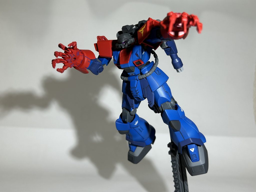 両手のクロー。エナメルのパープルを流し込んで毒々しい感じ出してみました。赤い部分は勿論ニムバスレッド。