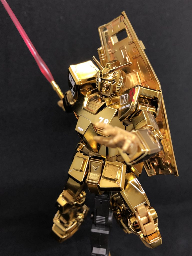 本体とシールドの裏側、同じ色なはずですが光の当たり方で色味がかなり違って見えます。光の当て方も大事ですね。ここまでご覧頂き、ありがとうございます!もし宜しければ、いいね!やコメントも是非お願いします!特に「ゴールドコーティングはこう作ったら良いよ」「こう作ればゴールドコーティングを活かせるよ」というコメント是非お待ちしています。今回は特に制作工程の写真等はありませんが、同時に百式も作成したのでこちらも宜しければご覧ください。https://gumpla.jp/hg/1527455ここまでご覧頂き、ありがとうございました!