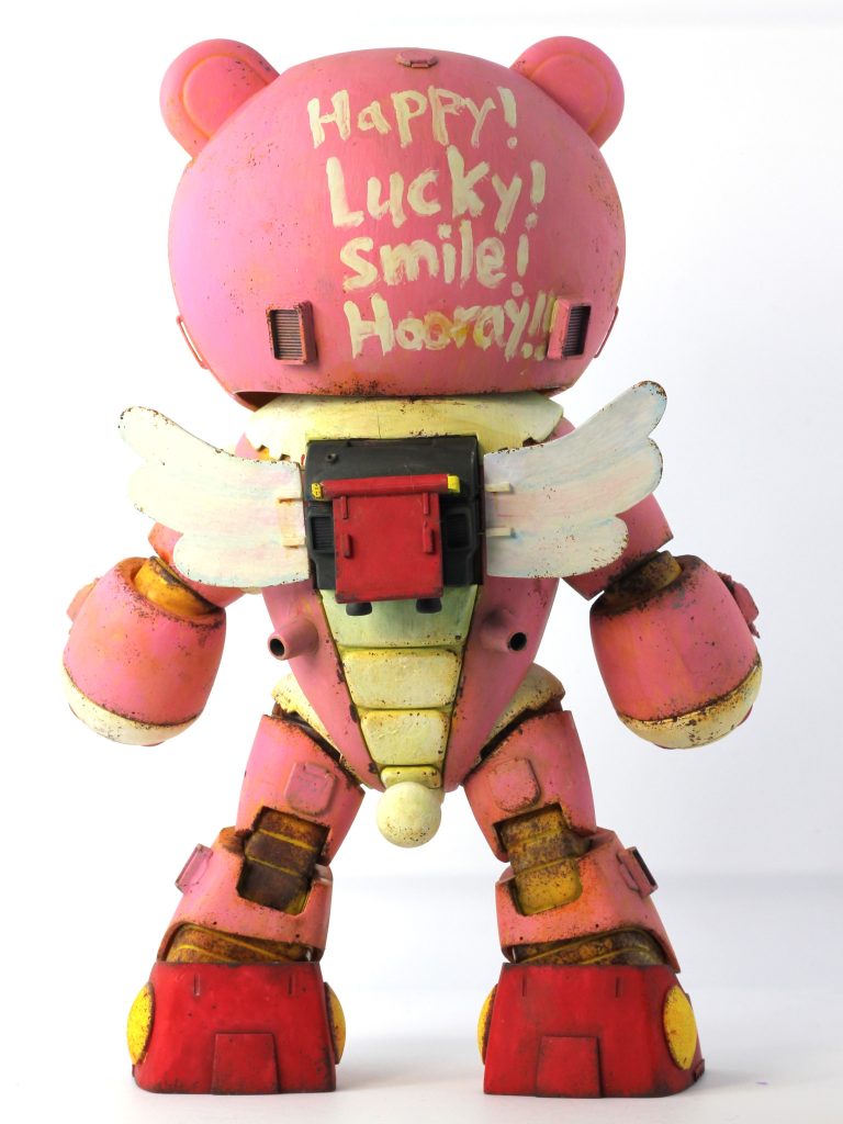 後頭部の文字は手書きメカ感を強めにしてみました。ディテールアップと汚しにこだわり塗装は筆塗り全塗装。あえてムラが出るような塗り方をしています。装甲の端っことか、奥まったところは、あえて塗り残しを出すことで、ピンクのペンキで塗りつぶした感を演出。