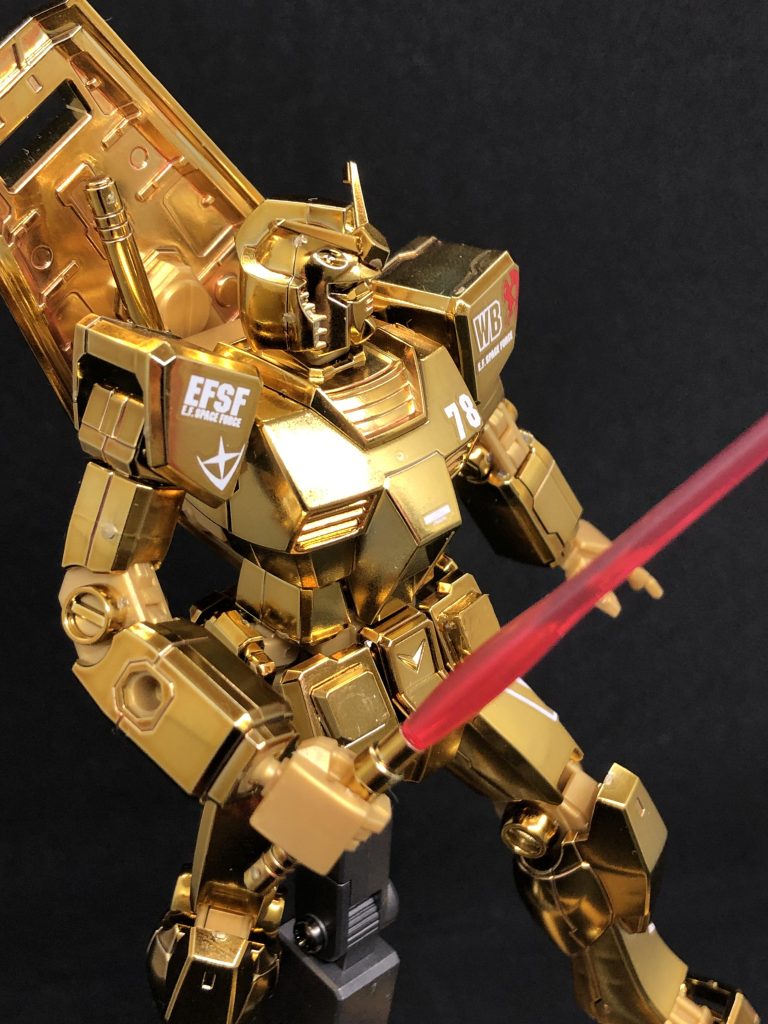 左側から。腕や頭部のリタッチは結構目立ちますね…。ヤスリ掛けしてフィニッシュシートの方が綺麗になるとは思いますが、そこまでするなら全塗装で良いのでは…となってしまいそうです。